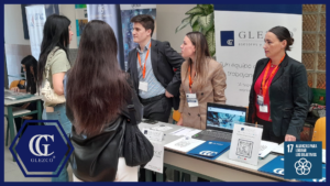 Alejandro Gavidia, Jana Fernández y Rosa García, con estudiantes.